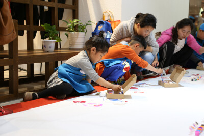 玩偶大师携手黄岛麦凯乐举办‘偶的儿童节玩偶展’之520百人百米绘画活动