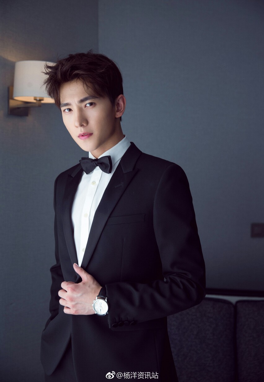 17.05.22#杨洋##杨洋在戛纳##戛纳电影节#
少年X大海=翩翩公子in戛纳。