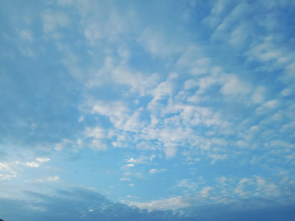 蔚蓝天空。