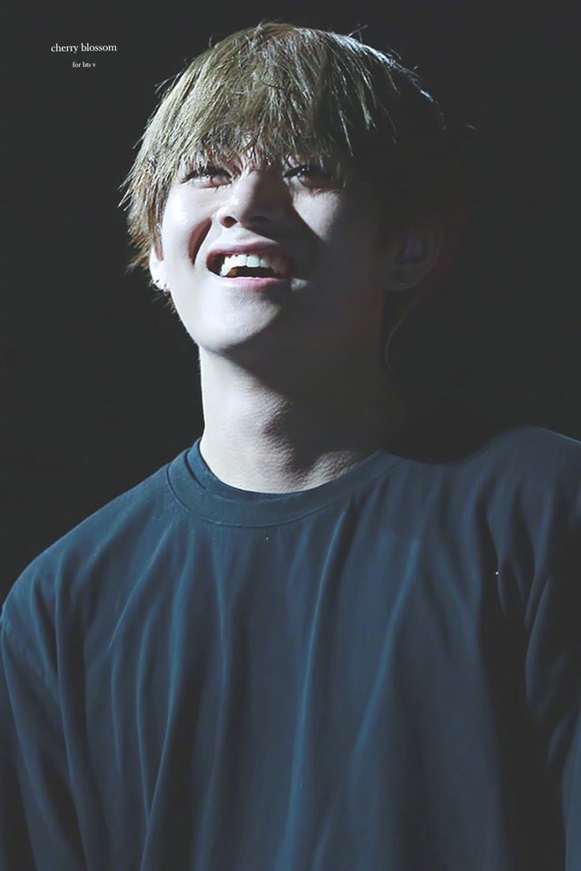 bts防弹少年团v金泰亨大笑就是四方嘴