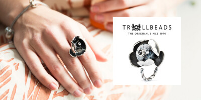 阳光透过花与叶的间隙，洒下斑驳的光影，#Trollbeads-影子花瓣#在林间静静绽放。你可以用简单的银塞或者多彩的琉璃珠，为你的花朵装饰上美丽的花蕊。