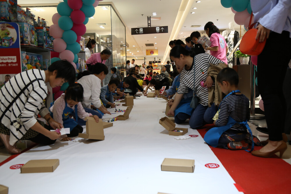 玩偶大师携手黄岛麦凯乐举办‘偶的儿童节玩偶展’之520百人百米绘画活动