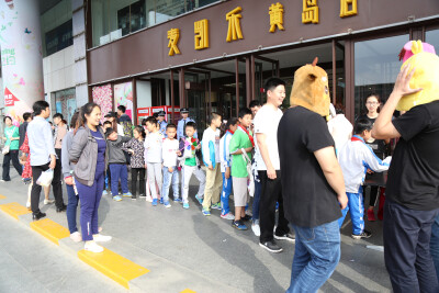 玩偶大师携手黄岛麦凯乐举办‘偶的儿童节玩偶展’之520百人百米绘画活动