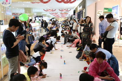 玩偶大师携手青岛银座举办‘偶的儿童节玩偶展’之5.6百人百米绘画活动