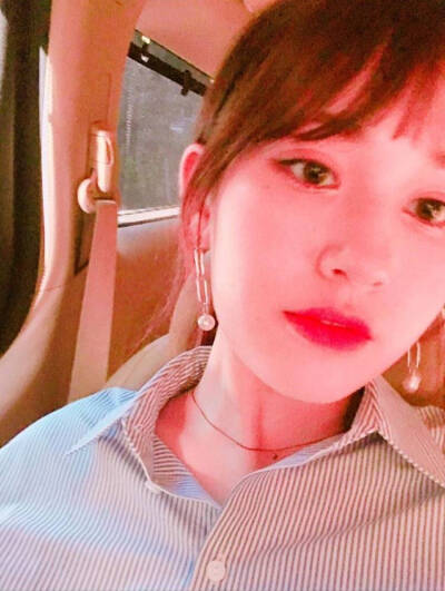 170524 Somi IG (somsomi0309) Story更新一则 “‪우 WOO” ​​​