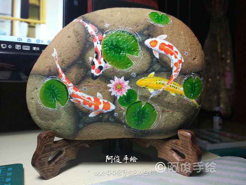 手绘石头画锦鲤二