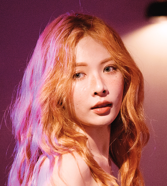 出生于韩国首尔,韩国女歌手,主持人,舞者,前女子演唱组合4minute成员