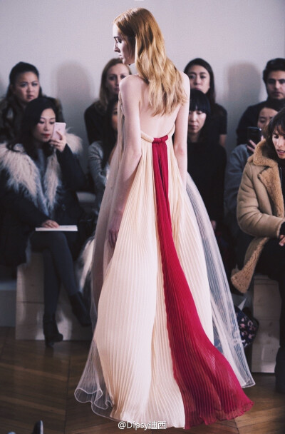 Valentino S/S 2017 Haute Couture，行走之间的仙裙比静态的时候还要梦幻飘渺～