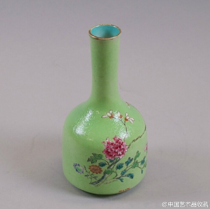 【 清乾隆 《绿地轧道粉彩花卉纹瓶》 】高18.4cm，美国大都会博物馆藏。 圆唇口，细长颈，宽溜肩，直壁至下微侈，至底内收，下承圈足。足端无釉，外底施松石绿釉，底心留白红彩书“乾隆年制”四字篆书款。瓶内外壁以绿釉为地，口沿涂酱釉，外壁轧道卷草纹，各色粉彩绘垂枝花卉和花朵纹饰。 ????