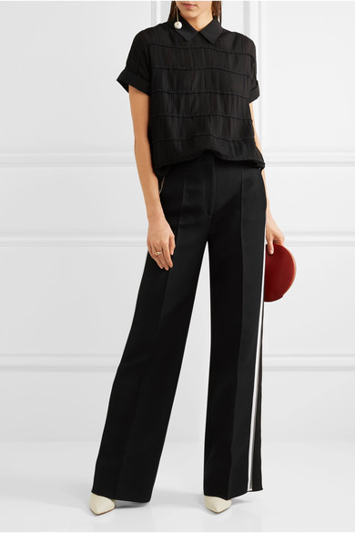 Max Mara 这款上衣产自意大利，采用细褶水洗真丝剪裁出直筒廓形，纹理精细的同时避免衣身过重。简约衣领、卷边袖口及背面钥匙孔式开口设计均是独特的点睛“笔触”。不妨搭配阔腿裤，与单品慵懒垂坠的造型相呼应。