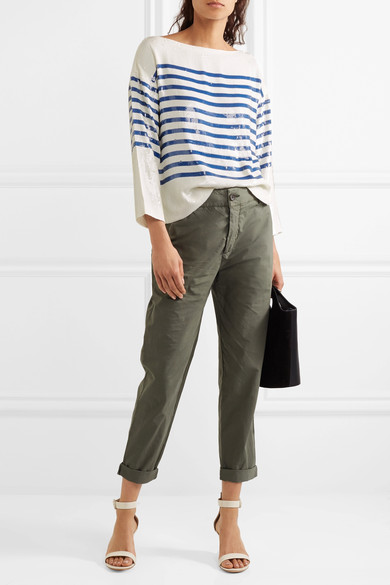 J.Crew 的创作团队对线条如此痴迷，甚至在 Instagram 上发起了 #nationalstripesday 的活动，鼓励人们上传自己的度假装束与品牌互动。这款 “Deckhand” 上衣来自 2017 春夏系列，在光滑的丝缎衣身上以蓝白亮片排布…