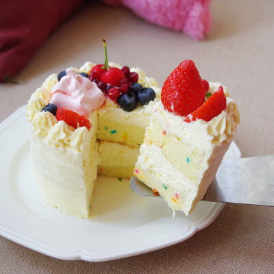 sprinckle cake～ 切开来有七彩点缀的海绵蛋糕～搭配淡奶油和水果～
