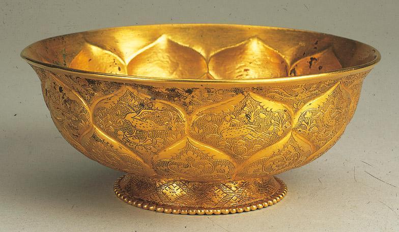 唐‖莲瓣纹弧腹金碗,采用錾刻工艺装饰出浅细的宝
