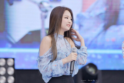 Blackpink JENNIE
【图片】170520 延世大学公演高清饭拍图片
cr.xoxojennierose