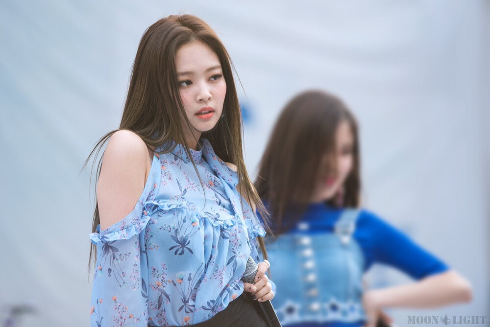 Blackpink JENNIE
【图片】170520 延世大学公演高清饭拍图片
cr.logo 