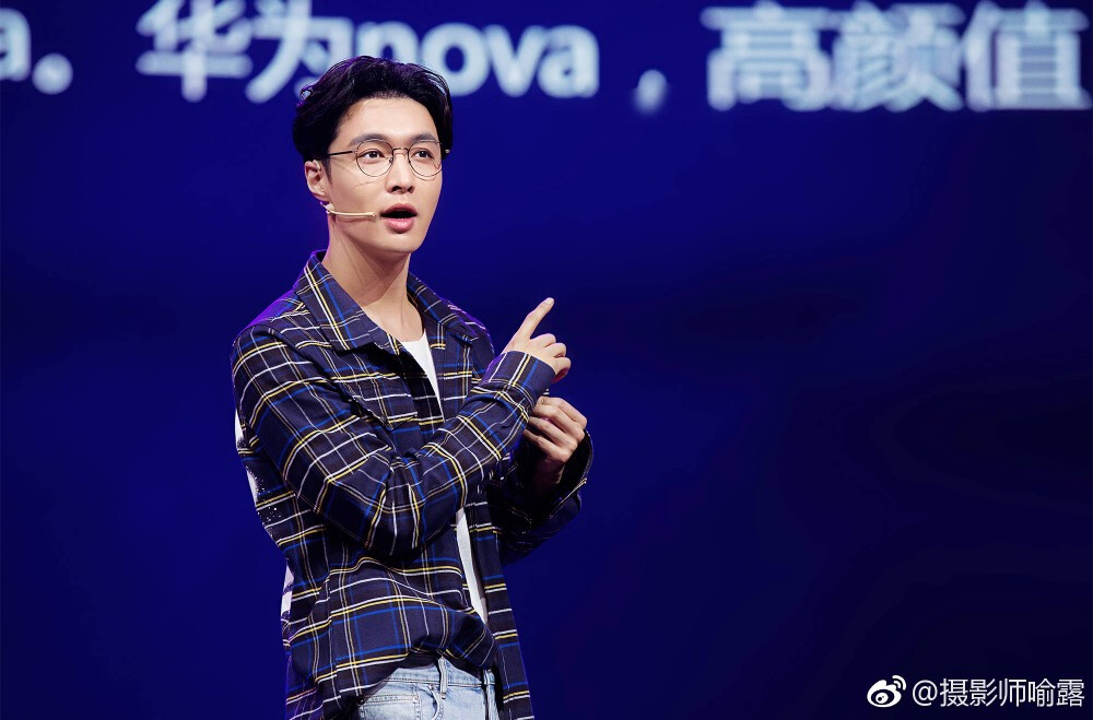 张艺兴nova2发布会