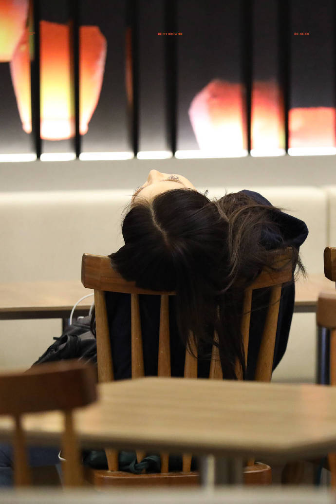 #lrene# Irene安利日常之睫毛精小姐姐。不知道这事儿能不能商量一下，姐姐的睫毛可以分我一半就好了大家都睡了吗？没睡的话一起来数睫毛吧睡了的话，醒来记得数哦今晚也好梦，晚安（图cr:logo） ​​​​