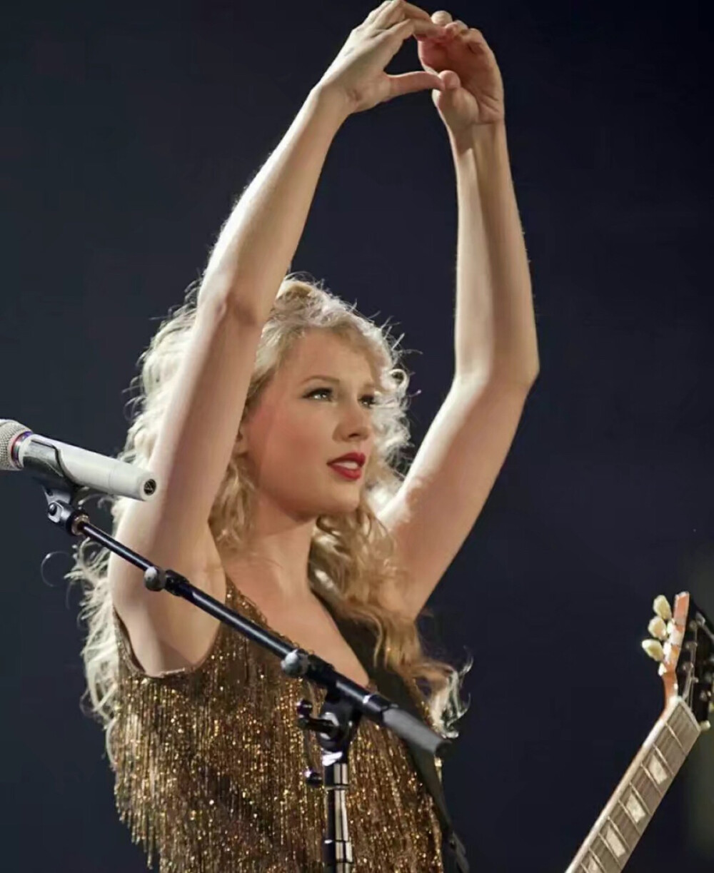 泰勒·斯威夫特（Taylor Swift），1989年12月13日出生于美国宾夕法尼亚州，美国流行音乐、乡村音乐创作型女歌手、音乐制作人、演员、慈善家。