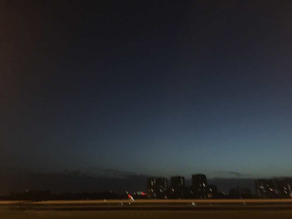 黑夜。