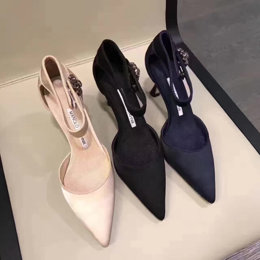 新款MB MANOLO BLAHNIK 新款来啦 正品独有重磅真丝45姆米的纯真丝哦，内里绵羊皮内里、踮脚及包边都是绸缎滴 精美迷人，内里钢芯酒杯跟、闪耀夺目的施华洛世奇装饰扣，上脚超美、走路一闪一闪美出新高度 超有气质的一款，跟高7CM，35-39码￥1799