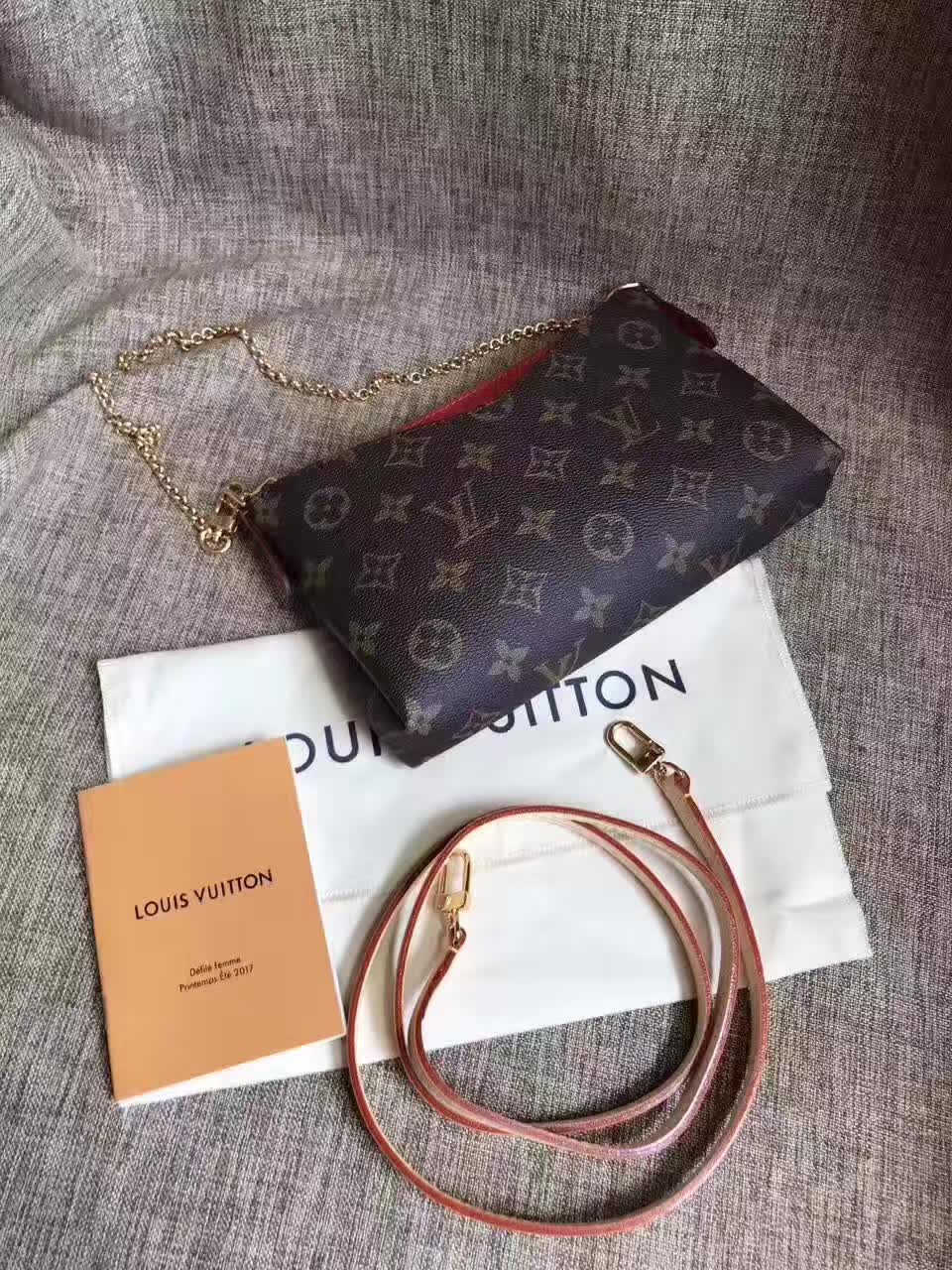 ￥1400。LV PALLS CLUTH手袋 多用链条包。现货 专柜货号：M41639荔枝粉 Monogram帆布搭配柔软粒面皮革的独特设计创造出此款别具一格的多功能包袋，适宜日夜使用。可调节的金色包链，长短皆宜，还可斜挎！尺寸23.0 x 13.0 x 5.0 cm