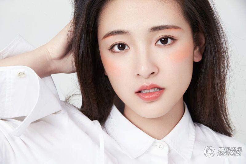 吴倩曝出“落落妆”教程写真。照片中她身着纯白衬衣，长发披肩，干净素雅。弯眉杏眼，浅笑盈盈，自信还原《择天记》中甜美可爱的“落落妆”。
随着该剧的热播，吴倩所饰演的妖族公主白落衡以善良可爱、软萌傲娇的性格博得众多观众喜爱。