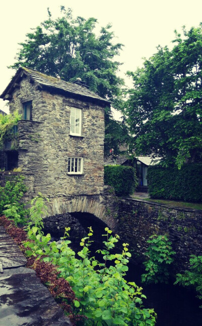 DAY 7，Windermere最北端小镇Ambleside里的一座小房子。1927年，主人为了逃避地租，在一条小溪的桥上建了这座房子，现在的名字就叫Bridge House。花20磅可以坐一天船，从南线坐到北线，马上再去坐环湖线:)