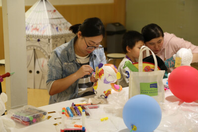 玩偶大师儿童想象力空间是集儿童设计玩偶展览、DIY毛绒玩具手作体验及绘 本布偶剧课程等为一体的儿童创意空间。涉及玩偶定制、玩偶展览、DIY手作 、亲子活动、绘本布偶剧、儿童IP创作孵化，品类多样。是一座全部由小…