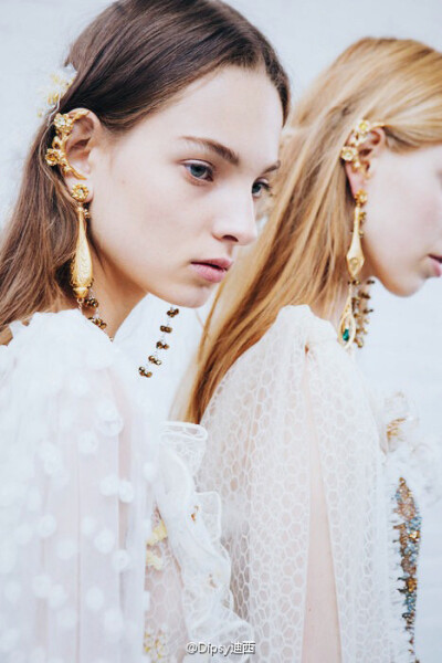 Rodarte S/S 2017 Jewelry｜设计师管花仙战神们环绕耳廓脖间的新配饰为“Earlace”，一个从Earing和Necklace衍生出来的新事物～既鬼魅又精灵 ​​​​