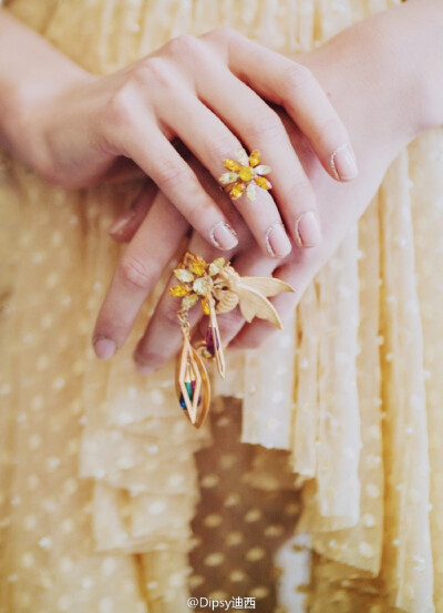 Rodarte S/S 2017 Jewelry｜设计师管花仙战神们环绕耳廓脖间的新配饰为“Earlace”，一个从Earing和Necklace衍生出来的新事物～既鬼魅又精灵 ​​​​