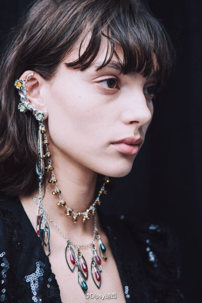 Rodarte S/S 2017 Jewelry｜设计师管花仙战神们环绕耳廓脖间的新配饰为“Earlace”，一个从Earing和Necklace衍生出来的新事物～既鬼魅又精灵 ​​​​