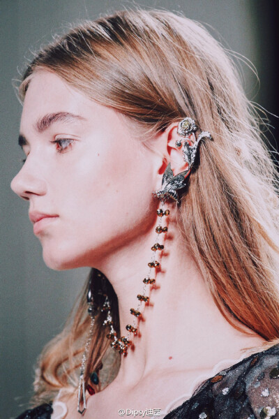 Rodarte S/S 2017 Jewelry｜设计师管花仙战神们环绕耳廓脖间的新配饰为“Earlace”，一个从Earing和Necklace衍生出来的新事物～既鬼魅又精灵 ​​​​