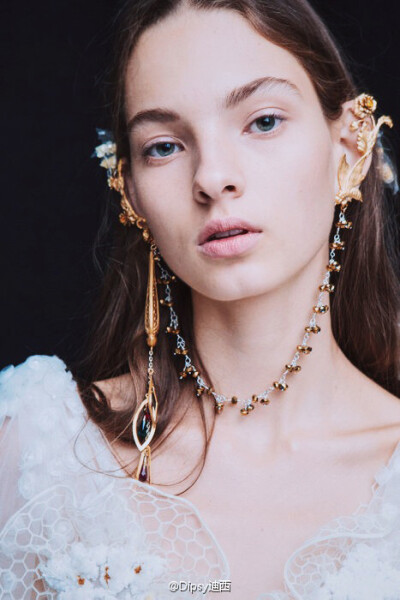 Rodarte S/S 2017 Jewelry｜设计师管花仙战神们环绕耳廓脖间的新配饰为“Earlace”，一个从Earing和Necklace衍生出来的新事物～既鬼魅又精灵 ​​​​
