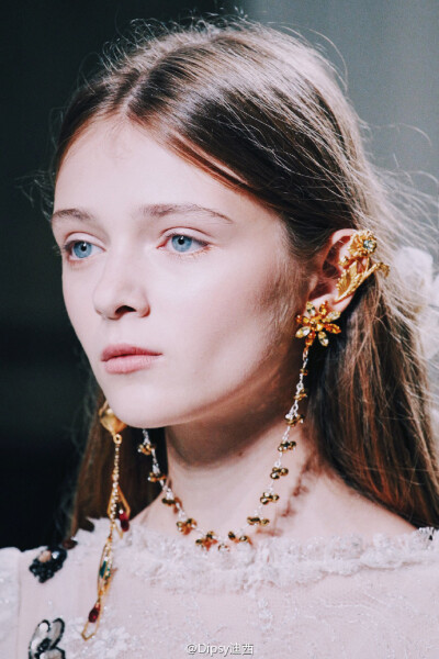 Rodarte S/S 2017 Jewelry｜设计师管花仙战神们环绕耳廓脖间的新配饰为“Earlace”，一个从Earing和Necklace衍生出来的新事物～既鬼魅又精灵 ​​​​