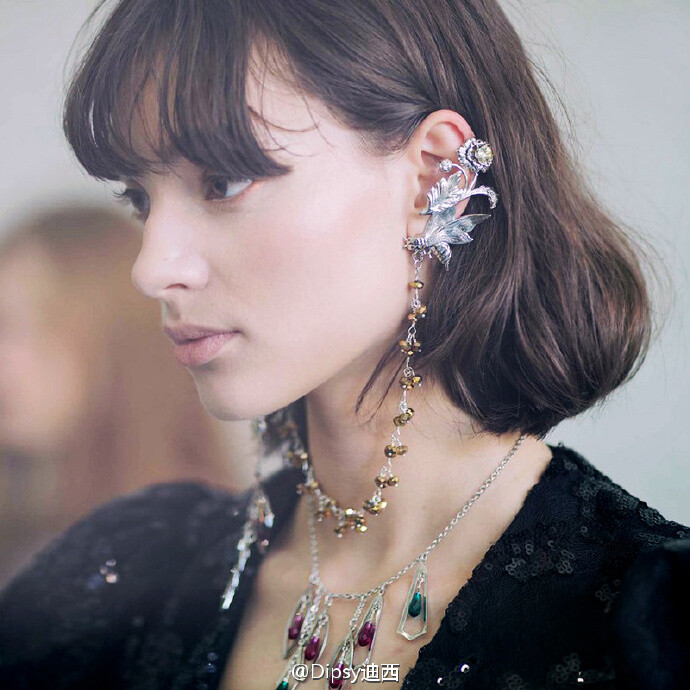 Rodarte S/S 2017 Jewelry｜设计师管花仙战神们环绕耳廓脖间的新配饰为“Earlace”，一个从Earing和Necklace衍生出来的新事物～既鬼魅又精灵 ​​​​