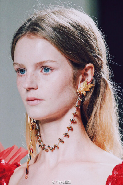 Rodarte S/S 2017 Jewelry｜设计师管花仙战神们环绕耳廓脖间的新配饰为“Earlace”，一个从Earing和Necklace衍生出来的新事物～既鬼魅又精灵 ​​​​