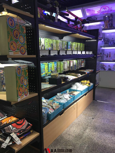 动漫店实景拍摄，动漫店产品多样化，动漫加盟店，动漫连锁店，AA国际动漫店