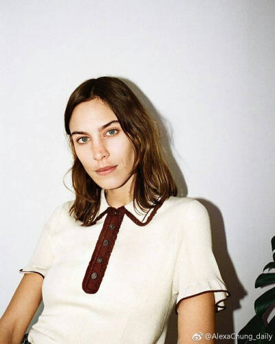 Alexa Chung 配色很美的polo衫