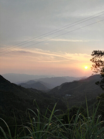 云。大山。夕阳。美好