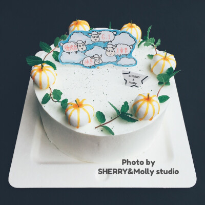 #S&M下午茶#--『原味cake』一位麻麻临时订的cake 说要给宝宝过儿童节呢～她说宝宝喜欢小绵羊和南瓜喔 一定要满足这个小要求呐！用棉花糖和百香果酱还有薄荷叶的梗做成了小南瓜的样子 再剪了几枝薄荷叶做南瓜藤～配着…
