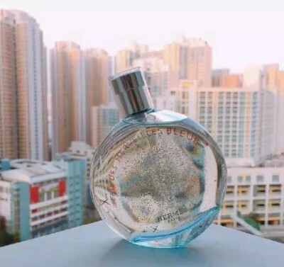 は蛋｜香水｜HERMÈS (爱马仕)｜Eau des Merveilles Bleue (蓝色橘彩星光)｜成分：广藿香木质和海洋元素｜前味：苦橙、意大利柠檬；中味：印度尼西亚胡椒、粉椒；后味：琥珀、橡树苔、香柏木、香根草