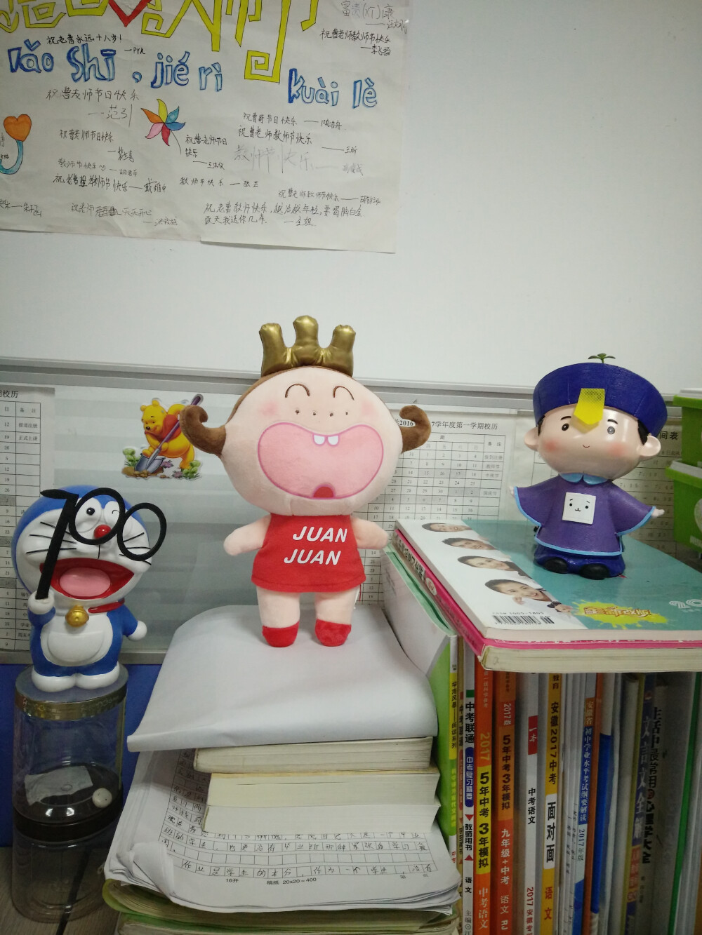 “我的女王！”——学生章戎语。章戎送我的第三个布偶。超超萌。是个粉色的女王，虽然是个牛女王。