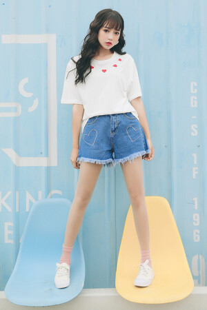 领口刺绣一圈红桃心T恤  很简单，又很少女心的一款。