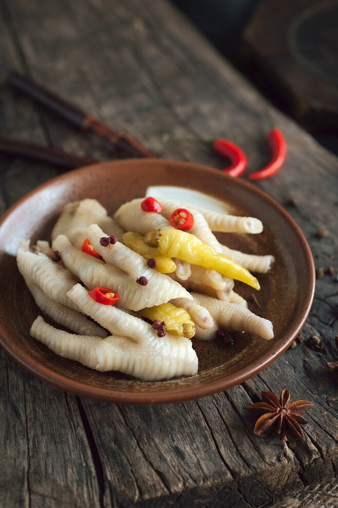 玻璃泡菜坛(用玻璃制作的重庆泡菜坛)
腌制步骤
凤爪洗净去指甲对半切开。先在开水里氽过去腥气。换水，在水中放入葱姜片，黄酒，花椒，八角和适量盐，将凤爪放入，上火烧开，中小火闷煮15-20分钟。喜欢脆的就15分钟，喜欢口感软些的就20分钟。
准备一个够大的带盖冰箱盛器，将一瓶泡山椒里的液体全部倒入，也就一
点点，放入部分泡椒，喜辣的多放，放大约1/5。加饮用水至盛器的一半，加入白醋，白糖，盐，料酒调味。 味道要足，按个人喜好偏酸偏甜自己掌握，但要够咸，否则不入味。放些花椒和一个八角，几个厚姜片，有助于去腥提味。
凤爪出锅后投入凉水中冷透，可以多过几遍水去油。然后放入对好的泡椒水里，要能够被汁液浸透。盖上盖子，放入冰箱。泡两天后拿出来挑出凤爪和泡椒就可以了！
