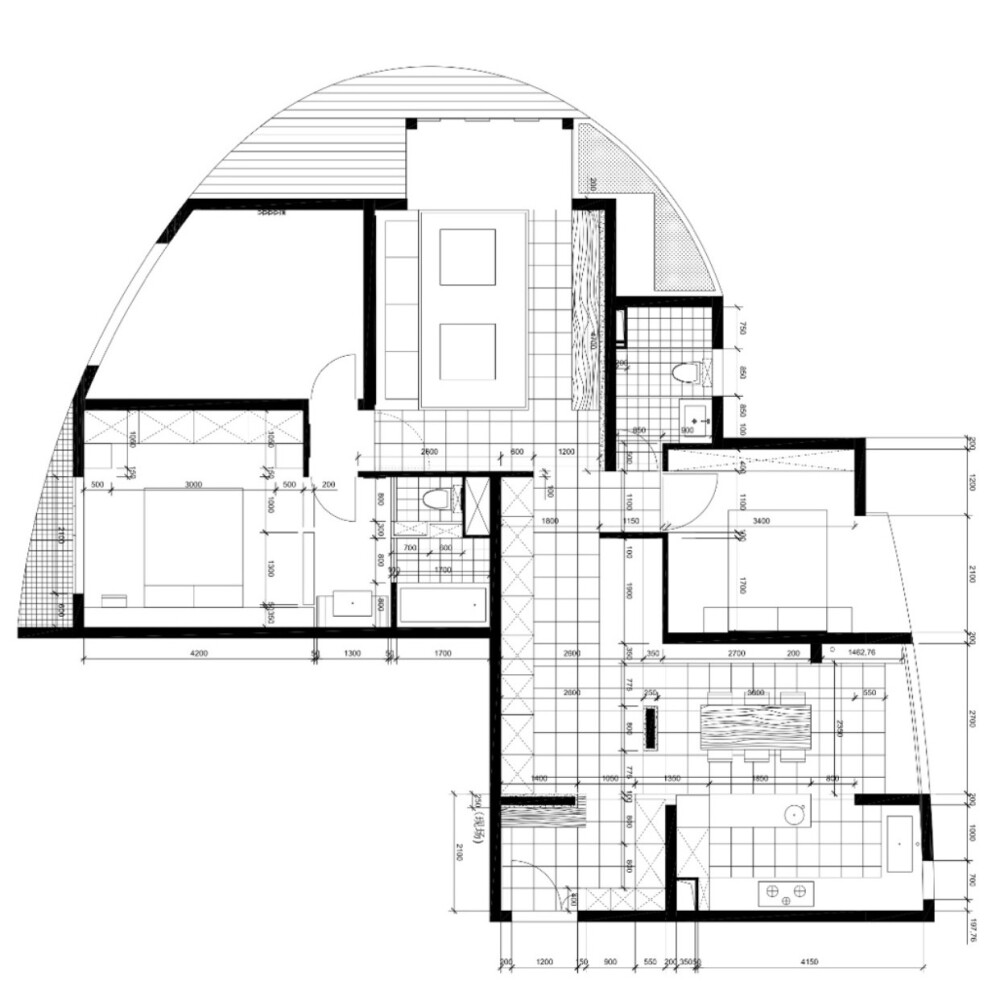 - 屋主说 -
· 除卧室和地台部分用木地板，其余全部深色瓷砖，因为深色打底，才能显出木+白的特质，同时地面铺瓷砖有种属于公共空间的清冷感。
· 全屋除了餐厅吊灯和客厅落地灯，其余全部暗装LED筒灯，根据位置和需要有不同的亮度，且分线路控制开关。
· 喜欢暖光，所以家里没有白色冷光源。
· 原始户型房间通风特别好，故维持原来一通到底的布局以保证良好通风。 