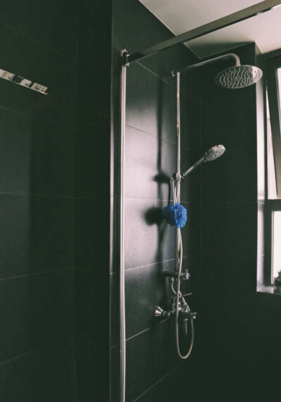 次卫淋浴间用玻璃门隔断。虽然瓷砖拍出来感觉黑乎乎的，但实际不是纯黑色，带点灰色＋暗纹，挺有质感。