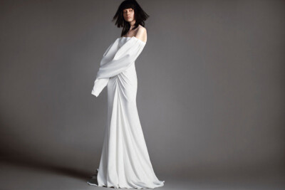 著名华裔设计师品牌 Vera Wang 2018春夏婚纱系列LookBook 本季设计师以「The Bride Wore White」为题阐述了她对浪漫主义的新观点，不对称设计、各色袖子设计将婚纱变成更为现代化的礼服，让每个新娘穿出自己独特的味…