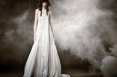 著名华裔设计师品牌 Vera Wang 2018春夏婚纱系列LookBook 本季设计师以「The Bride Wore White」为题阐述了她对浪漫主义的新观点，不对称设计、各色袖子设计将婚纱变成更为现代化的礼服，让每个新娘穿出自己独特的味…