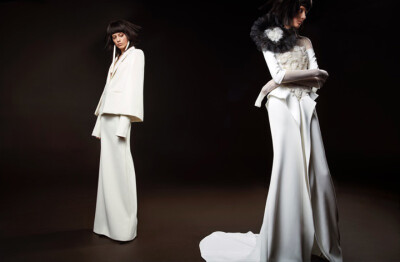 著名华裔设计师品牌 Vera Wang 2018春夏婚纱系列LookBook 本季设计师以「The Bride Wore White」为题阐述了她对浪漫主义的新观点，不对称设计、各色袖子设计将婚纱变成更为现代化的礼服，让每个新娘穿出自己独特的味…