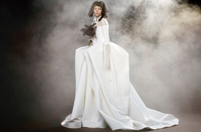 著名华裔设计师品牌 Vera Wang 2018春夏婚纱系列LookBook 本季设计师以「The Bride Wore White」为题阐述了她对浪漫主义的新观点，不对称设计、各色袖子设计将婚纱变成更为现代化的礼服，让每个新娘穿出自己独特的味…